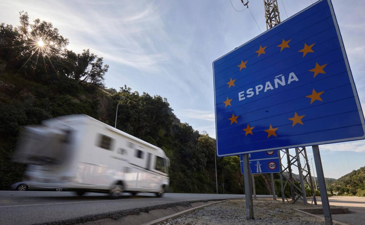 Vehículos circulan tras la apertura de la frontera con Francia en la Carretera Nacional 2, este domingo en El Pertús. 