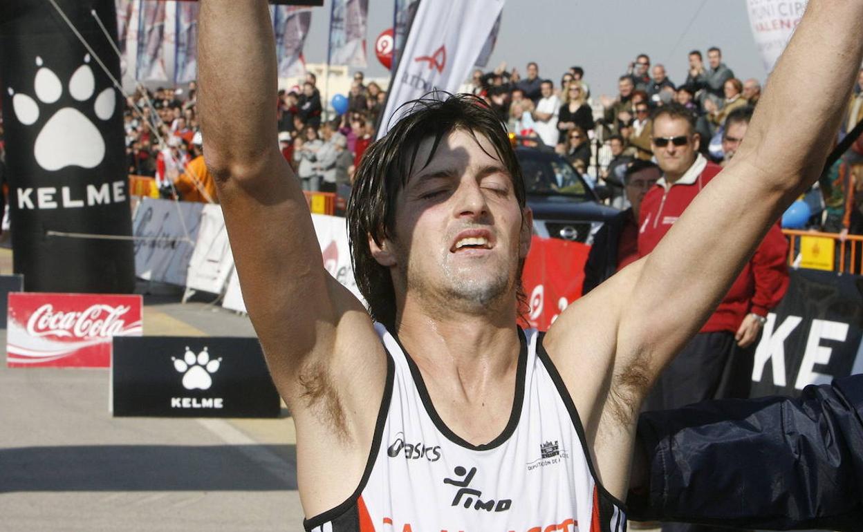 Andrés Micó celebra su victoria en el Maratón de Valencia de 2009, con meta en el circuito de Fórmula 1, con una marca de 2.26.57.