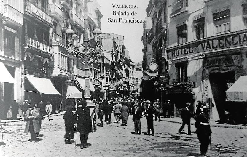 Así era el «embudo» urbano al llegar a la plaza de Cajeros.