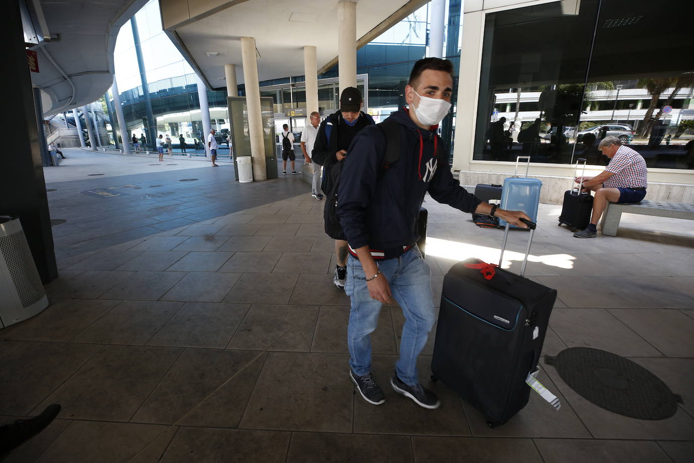 Besos, abrazos, fotos y hasta alguna lágrima. El aeropuerto de Valencia ha comenzado a operar con cierta normalidad tras la apertura de las fronteras dentro de los países Schengen. 