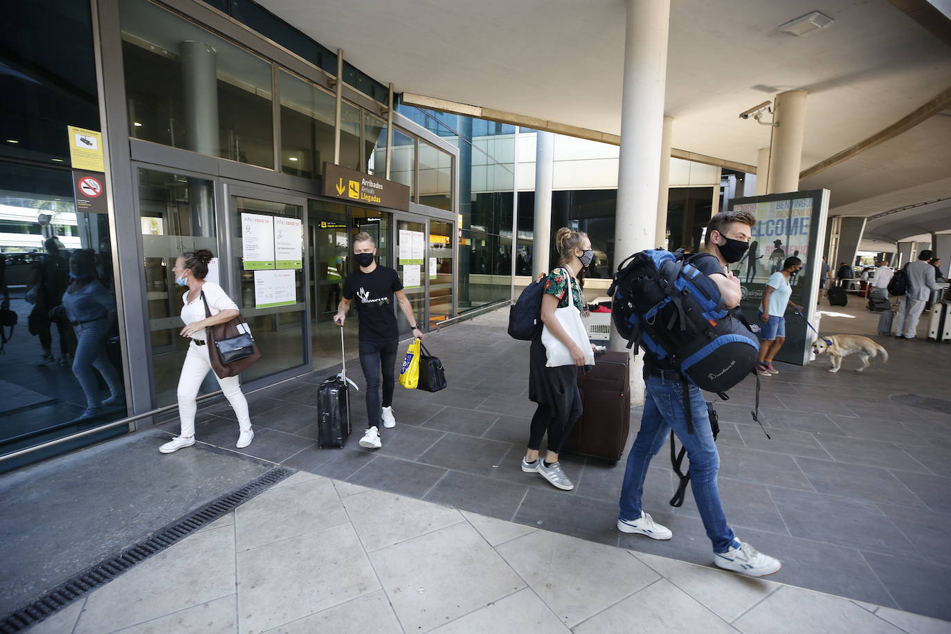 El aeropuerto de Valencia ha comenzado a operar con cierta normalidad tras la apertura de las fronteras dentro de los países Schengen. 