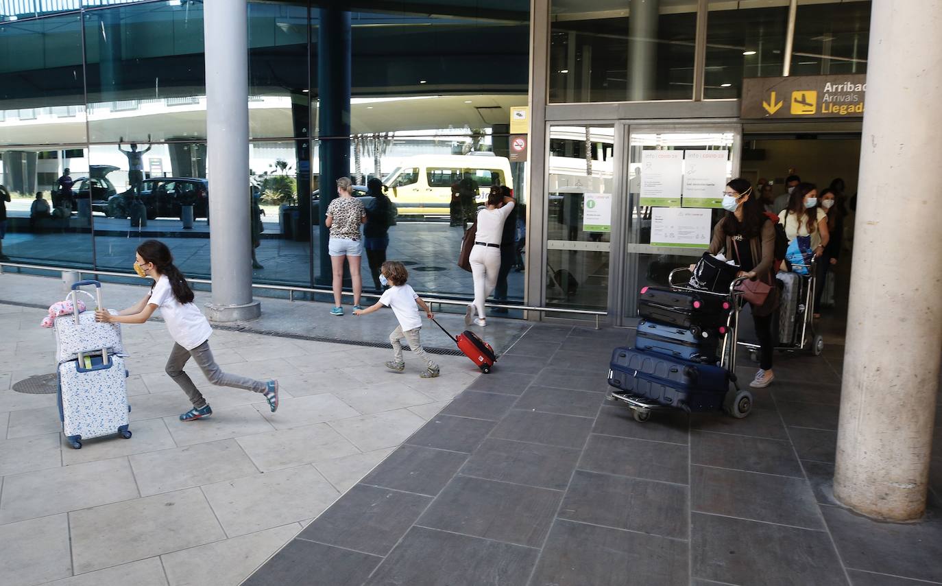 El aeropuerto de Valencia ha comenzado a operar con cierta normalidad tras la apertura de las fronteras dentro de los países Schengen. 