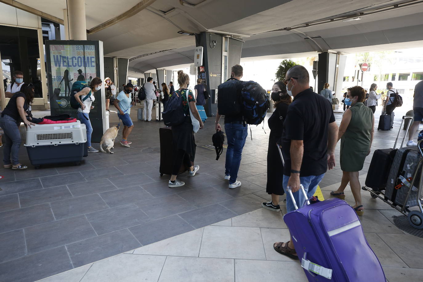 El aeropuerto de Valencia ha comenzado a operar con cierta normalidad tras la apertura de las fronteras dentro de los países Schengen. 