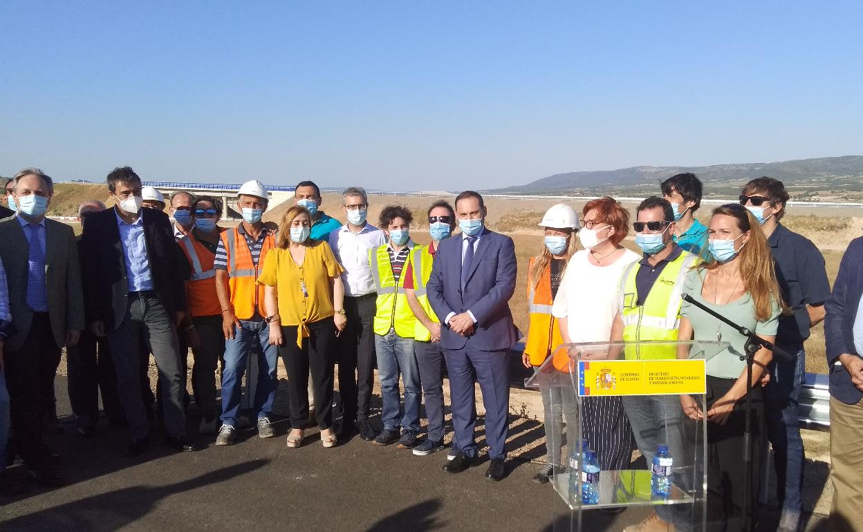 El ministro, José Luis Ábalos, junto al resto de autoridades y, al fondo, el tramo de vía abierto al tráfico. 