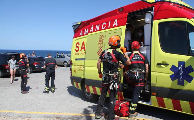 Muere el joven que se ha precipitado al mar desde 10 metros en Dénia tras golpearse con las rocas