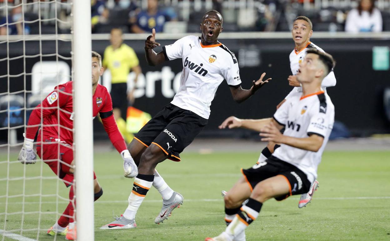 Diakhaby y Guillamón, durante el derbi contra el Levante.