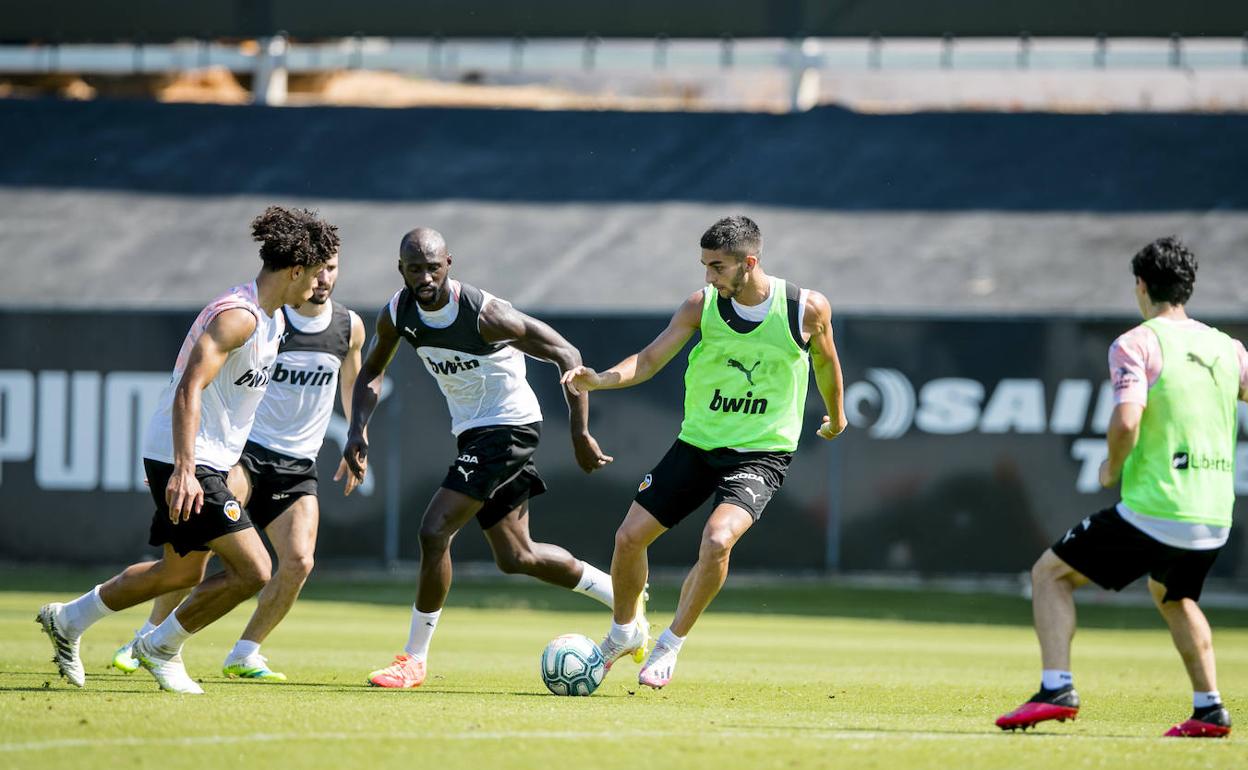 Ferran Torres conduce el balón durante el entrenamiento de hoy en Paterna.