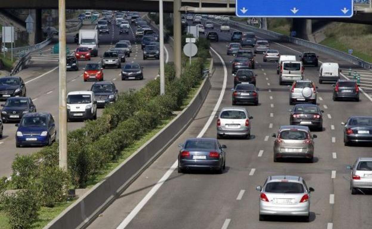 Vehículos circulan en una vía de varios carriles.