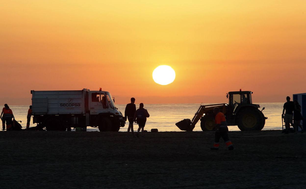 Limpieza de las playas de Valencia tras una noche de San Juan, en una imagen de archivo. 