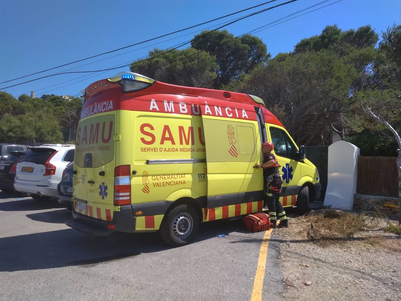 Fotos: Rescate de un joven en Dénia, herido grave al precipitarse al mar desde una altura de 10 metros en una cala nudista