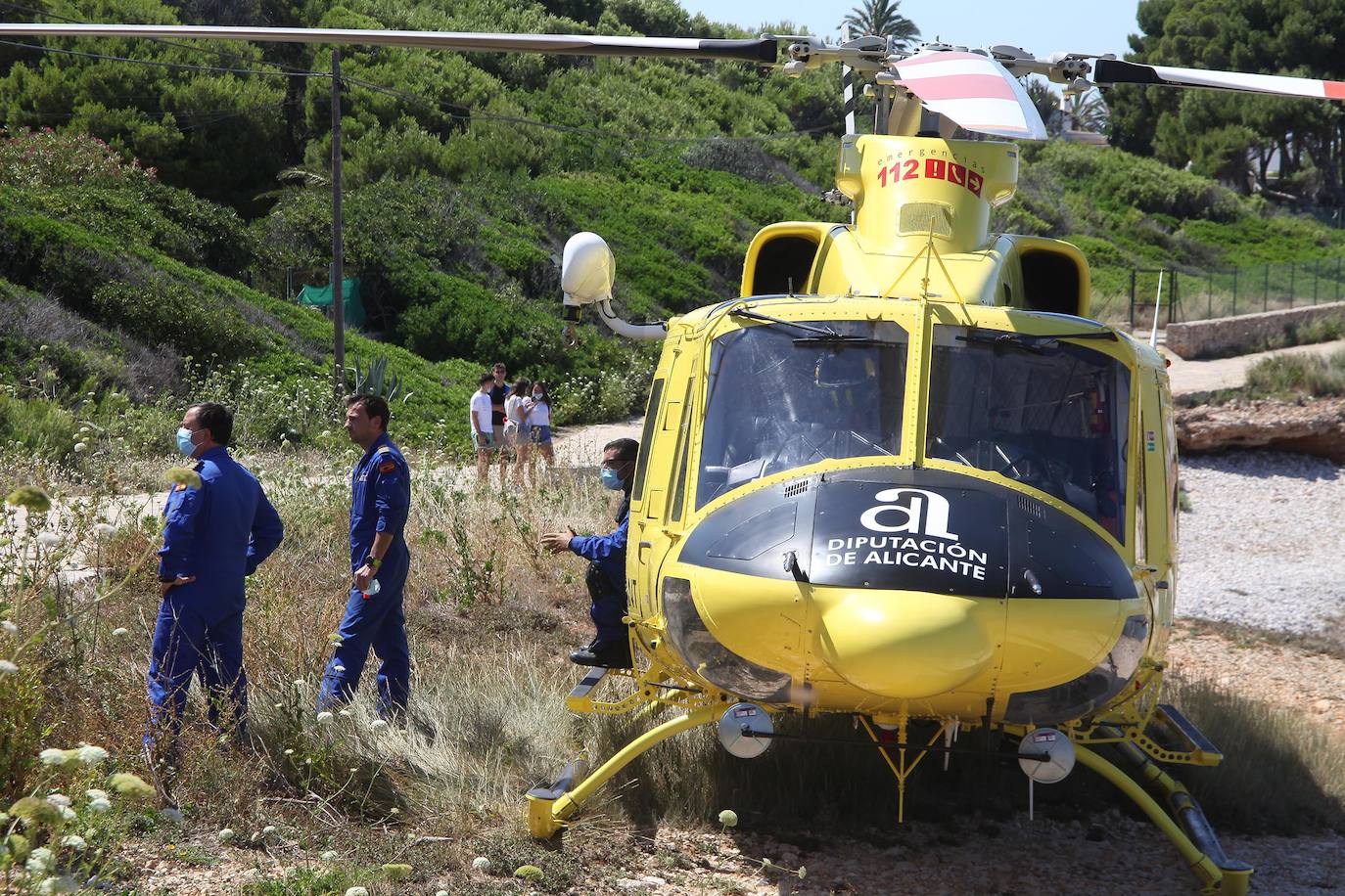 Fotos: Rescate de un joven en Dénia, herido grave al precipitarse al mar desde una altura de 10 metros en una cala nudista