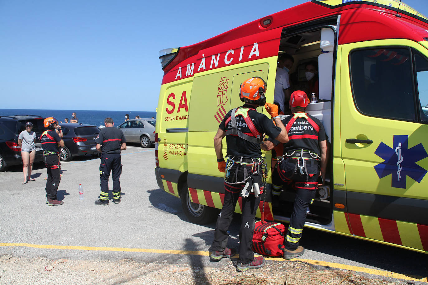 Fotos: Rescate de un joven en Dénia, herido grave al precipitarse al mar desde una altura de 10 metros en una cala nudista