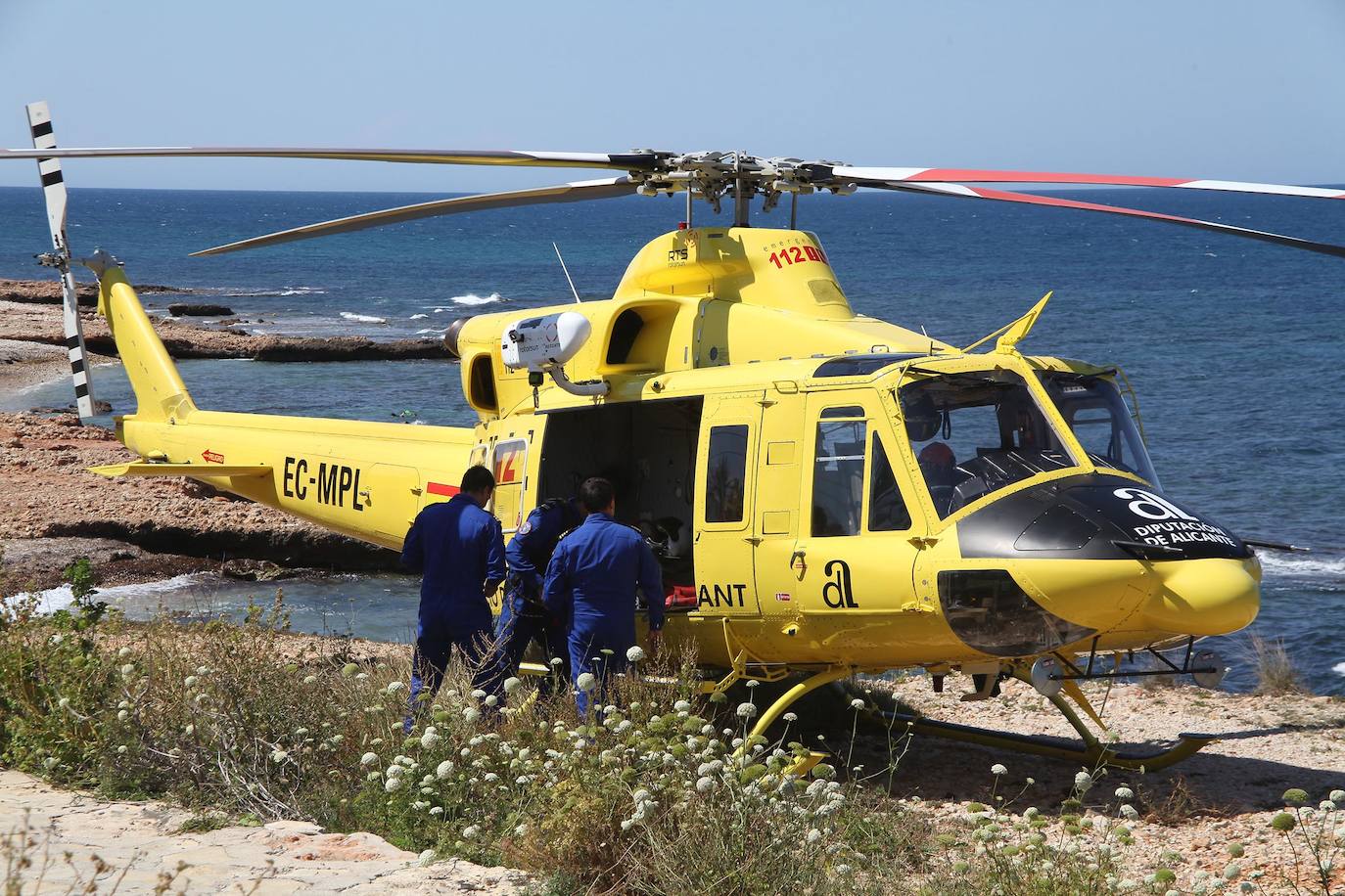 Fotos: Rescate de un joven en Dénia, herido grave al precipitarse al mar desde una altura de 10 metros en una cala nudista