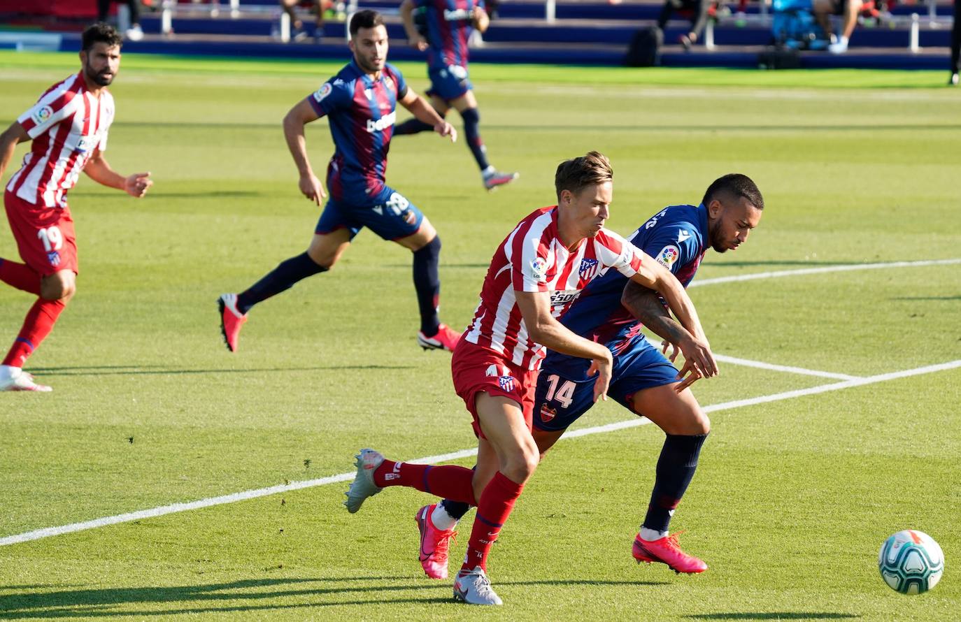 El Atlético se afianza en la tercera plaza en un encuentro en el que los 'colchoneros' arrancaron de forma demoledora y que se equilibró en la segunda parte.