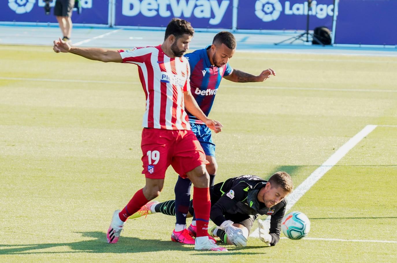 El Atlético se afianza en la tercera plaza en un encuentro en el que los 'colchoneros' arrancaron de forma demoledora y que se equilibró en la segunda parte.