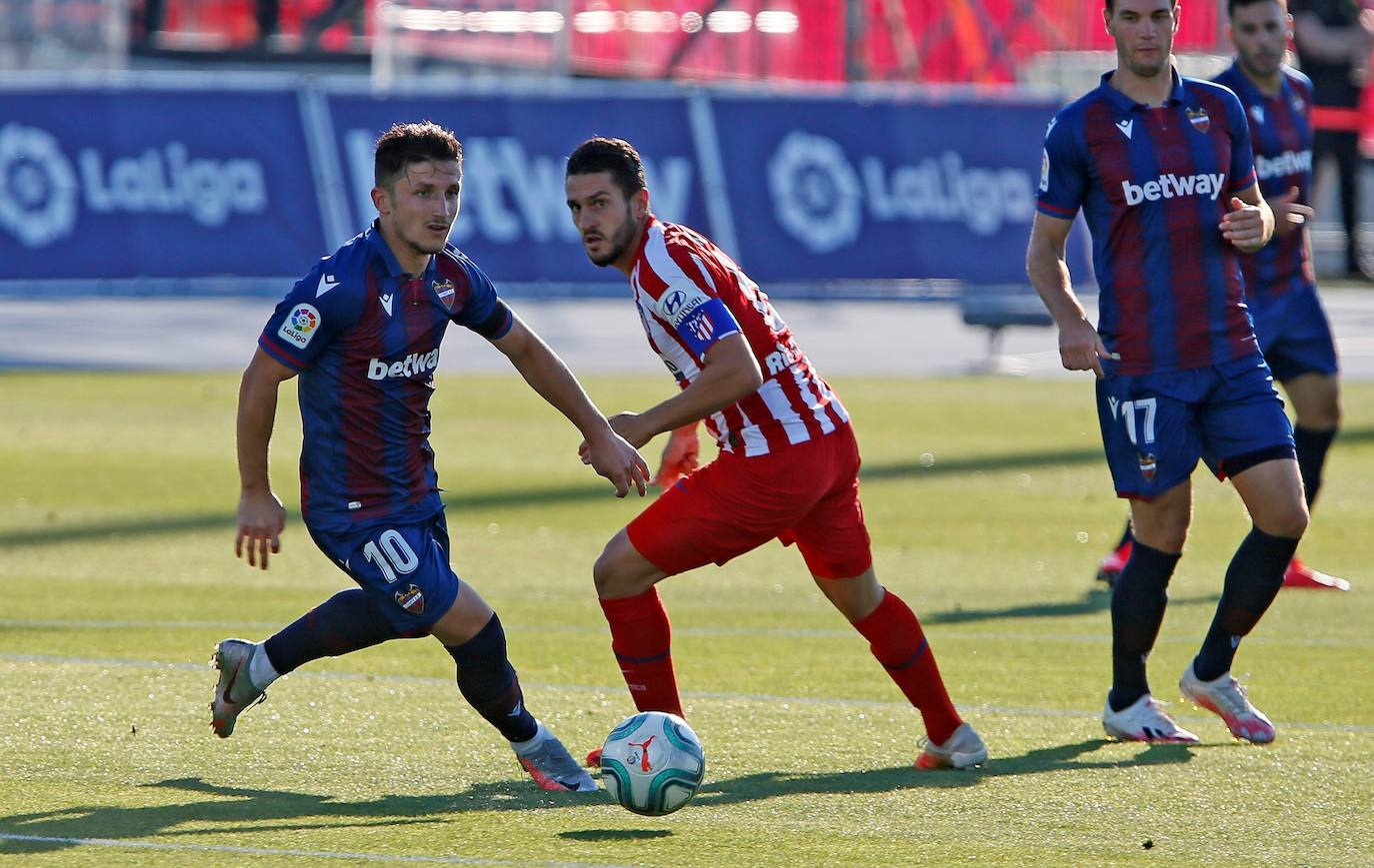 El Atlético se afianza en la tercera plaza en un encuentro en el que los 'colchoneros' arrancaron de forma demoledora y que se equilibró en la segunda parte.