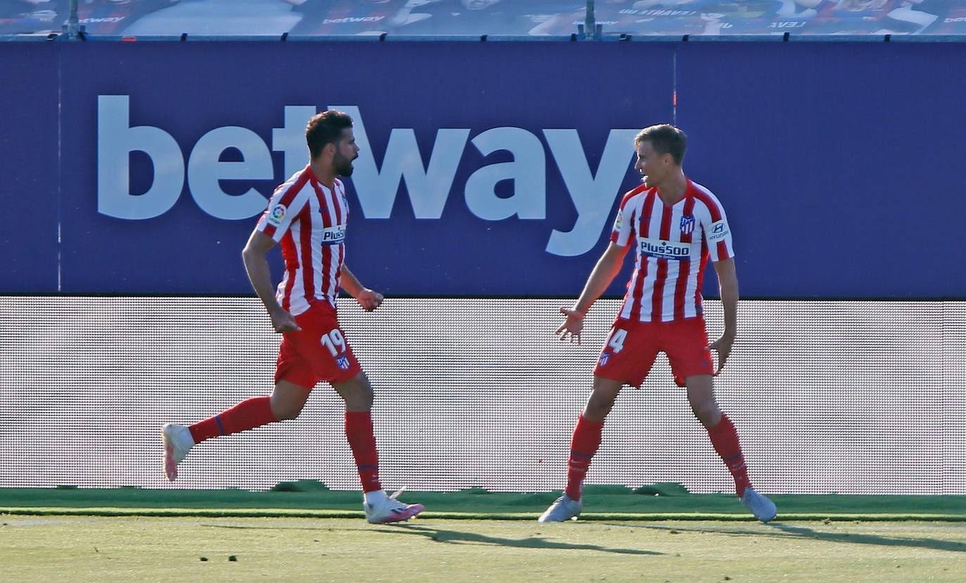 El Atlético se afianza en la tercera plaza en un encuentro en el que los 'colchoneros' arrancaron de forma demoledora y que se equilibró en la segunda parte.