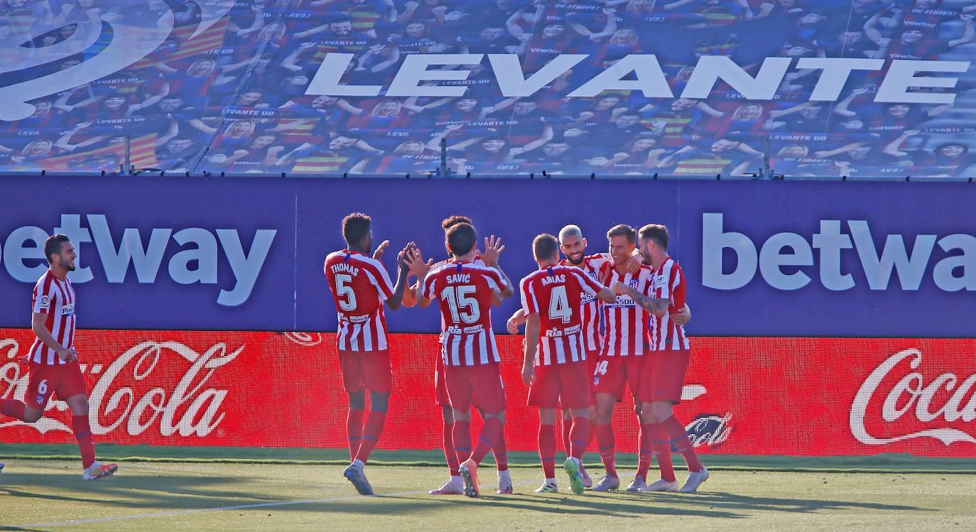 El Atlético se afianza en la tercera plaza en un encuentro en el que los 'colchoneros' arrancaron de forma demoledora y que se equilibró en la segunda parte.