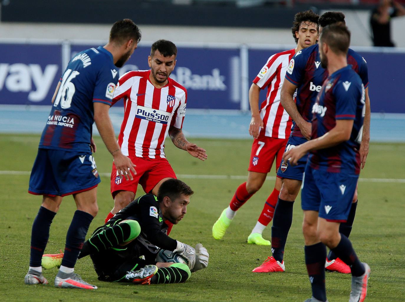 El Atlético se afianza en la tercera plaza en un encuentro en el que los 'colchoneros' arrancaron de forma demoledora y que se equilibró en la segunda parte.