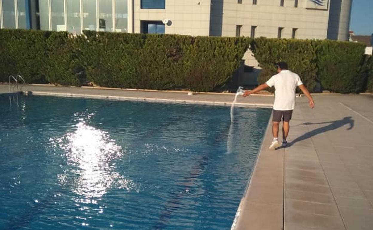 El trabajador aplica desinfectantes al agua. 