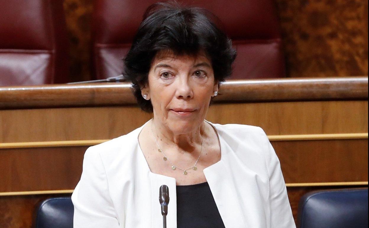 La ministra de Educación, Isabel Celaá, en el Congreso. efe