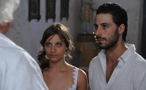 Michelle Jenner y Hugo Silva en 'Los hombres de Paco'.