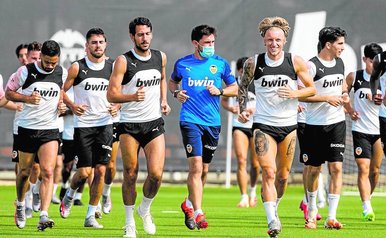 Los jugadores del Valencia se ejercitan este miércoles, en la última sesión previa al partido de Eibar. 