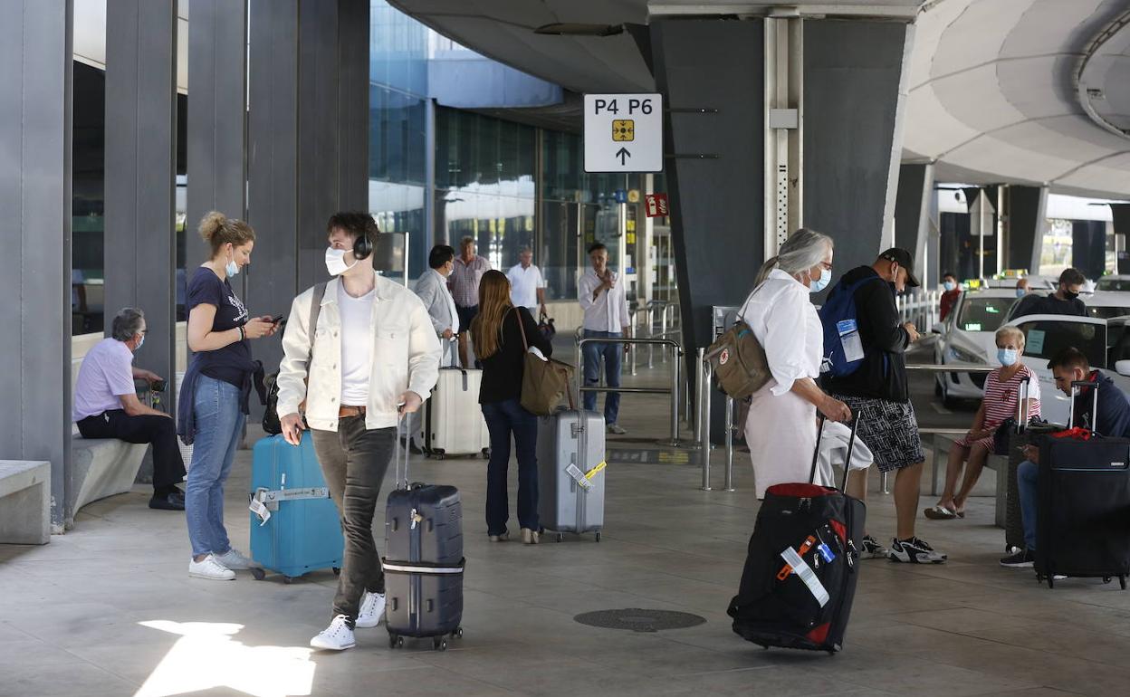 Pasajeros llegados a Valencia tras levantarse las restricciones a la movilidad. 