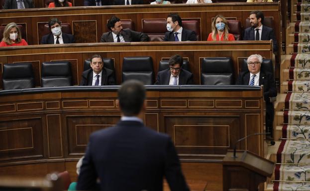 Sánchez se dirige al líder del PP durante la sesión de control al Gobierno de este miércoles en el Congreso.