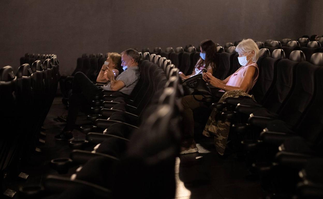 Sala de cine con las medidas de seguridad por el coronavirus. 