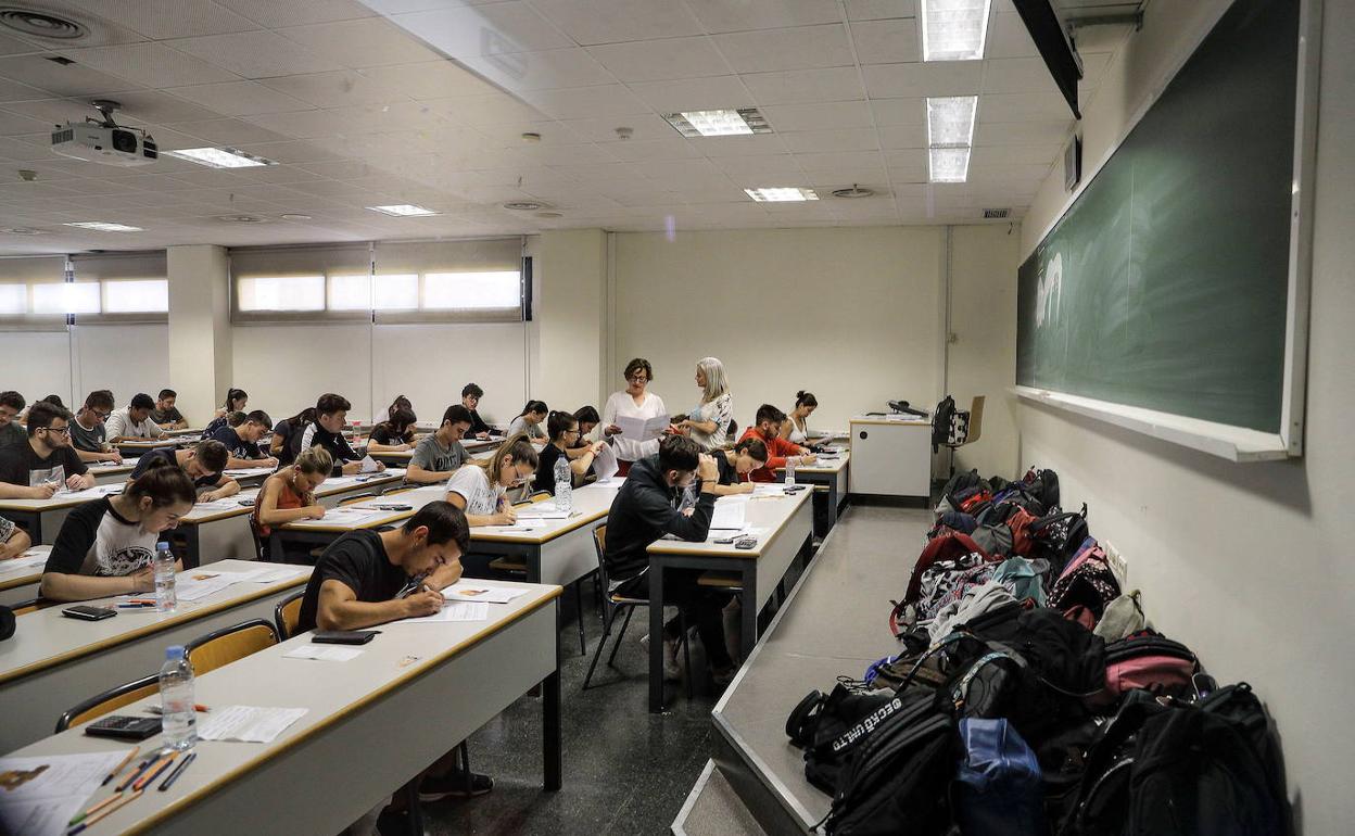 Estudiantes durante las pruebas del examen de Selectividad. 