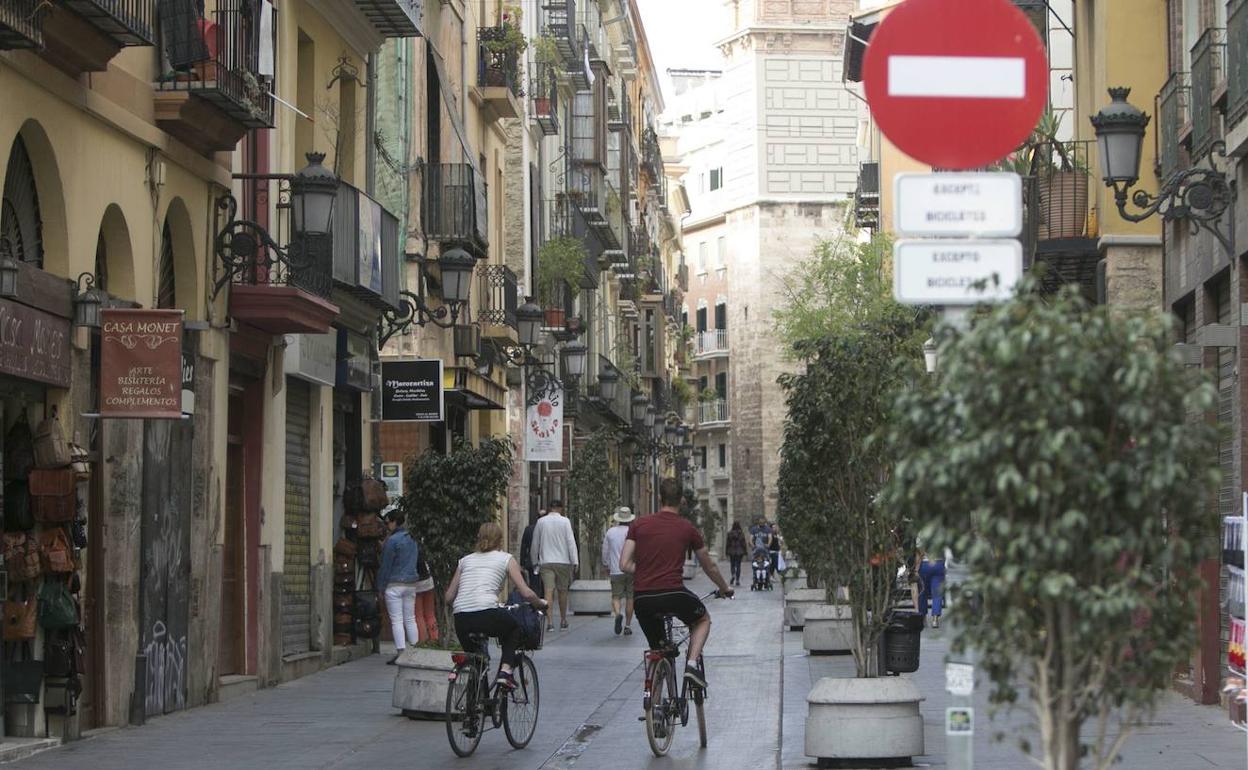 La calle Serranos, uno de los accesos principales del centro histórico. 
