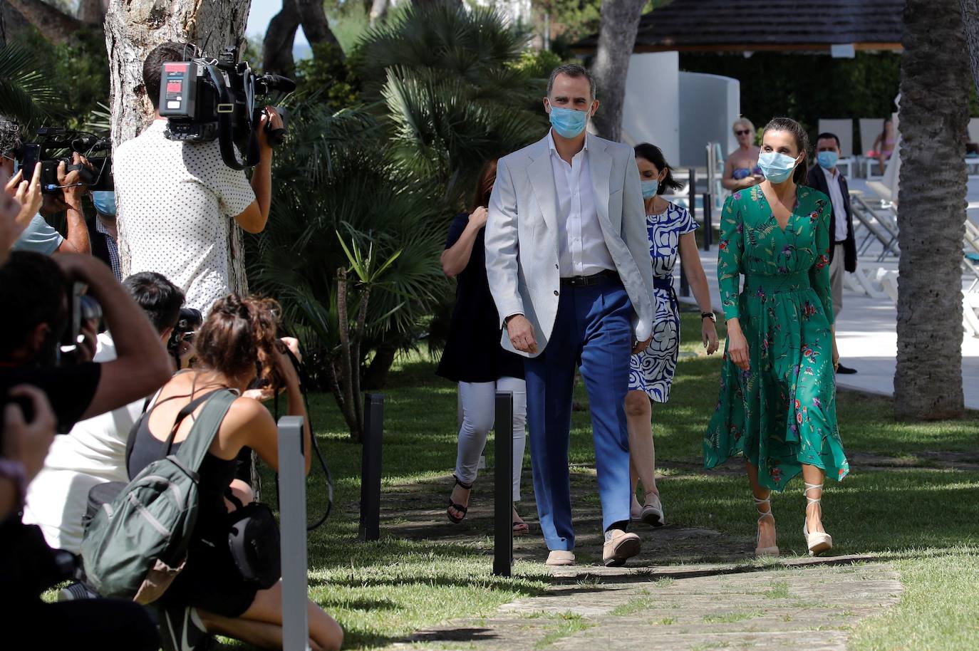 Los Reyes han protagonizado en Palma la segunda parada en su gira autonómica que comenzaron el pasado martes en Canarias. La Reina ha apostado por un look de coleta, vestido verde con explosión de flores de la firma francesa Maje y alpargatas de la firma Mint & Rose.