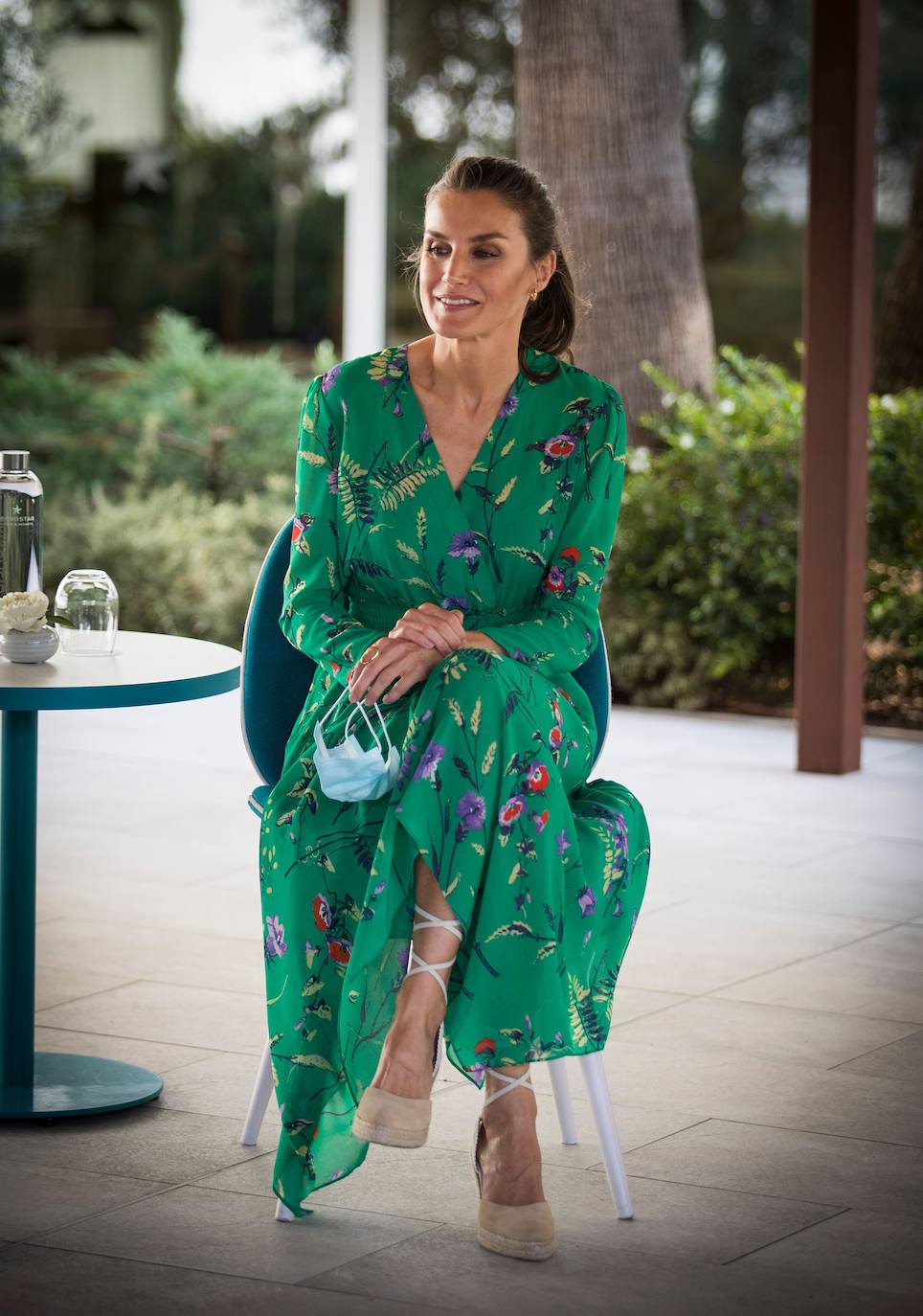 Los Reyes han protagonizado en Palma la segunda parada en su gira autonómica que comenzaron el pasado martes en Canarias. La Reina ha apostado por un look de coleta, vestido verde con explosión de flores de la firma francesa Maje y alpargatas de la firma Mint & Rose.