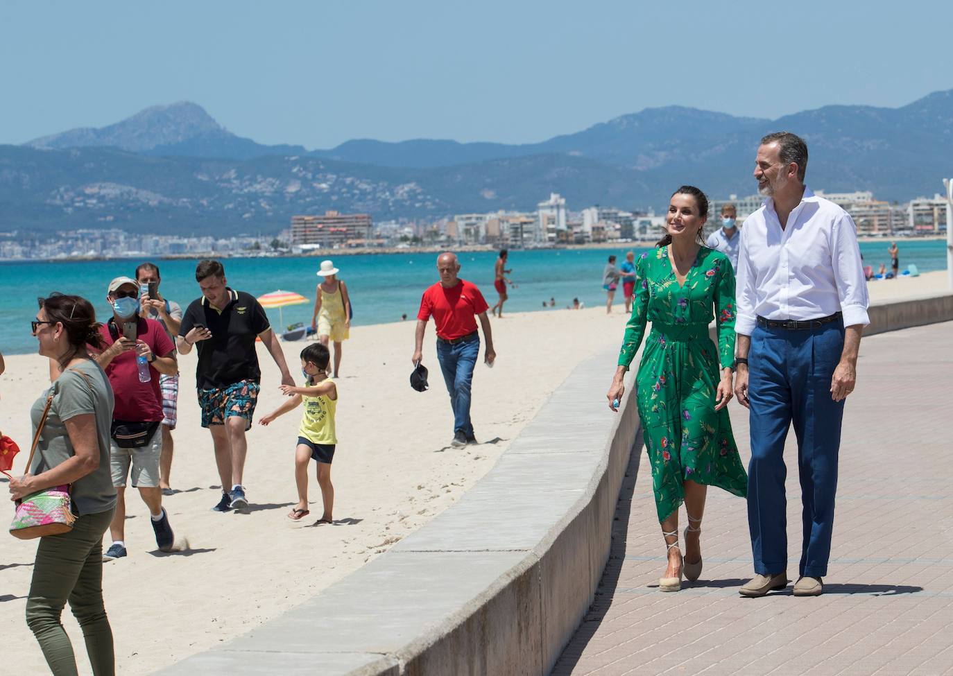 Los Reyes han protagonizado en Palma la segunda parada en su gira autonómica que comenzaron el pasado martes en Canarias. La Reina ha apostado por un look de coleta, vestido verde con explosión de flores de la firma francesa Maje y alpargatas de la firma Mint & Rose.