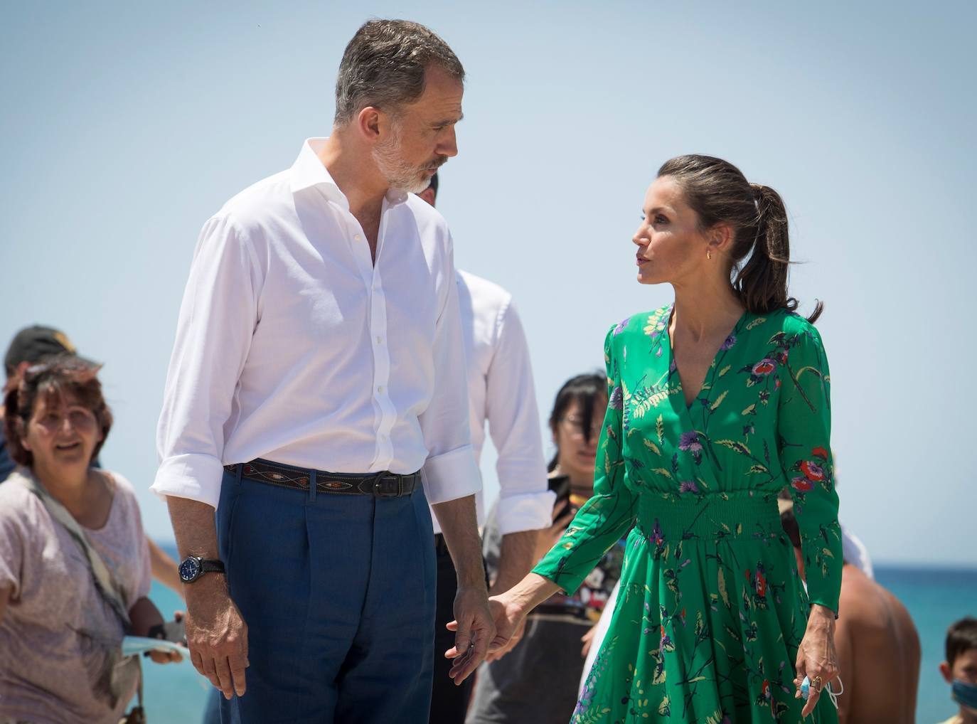 Los Reyes han protagonizado en Palma la segunda parada en su gira autonómica que comenzaron el pasado martes en Canarias. La Reina ha apostado por un look de coleta, vestido verde con explosión de flores de la firma francesa Maje y alpargatas de la firma Mint & Rose.