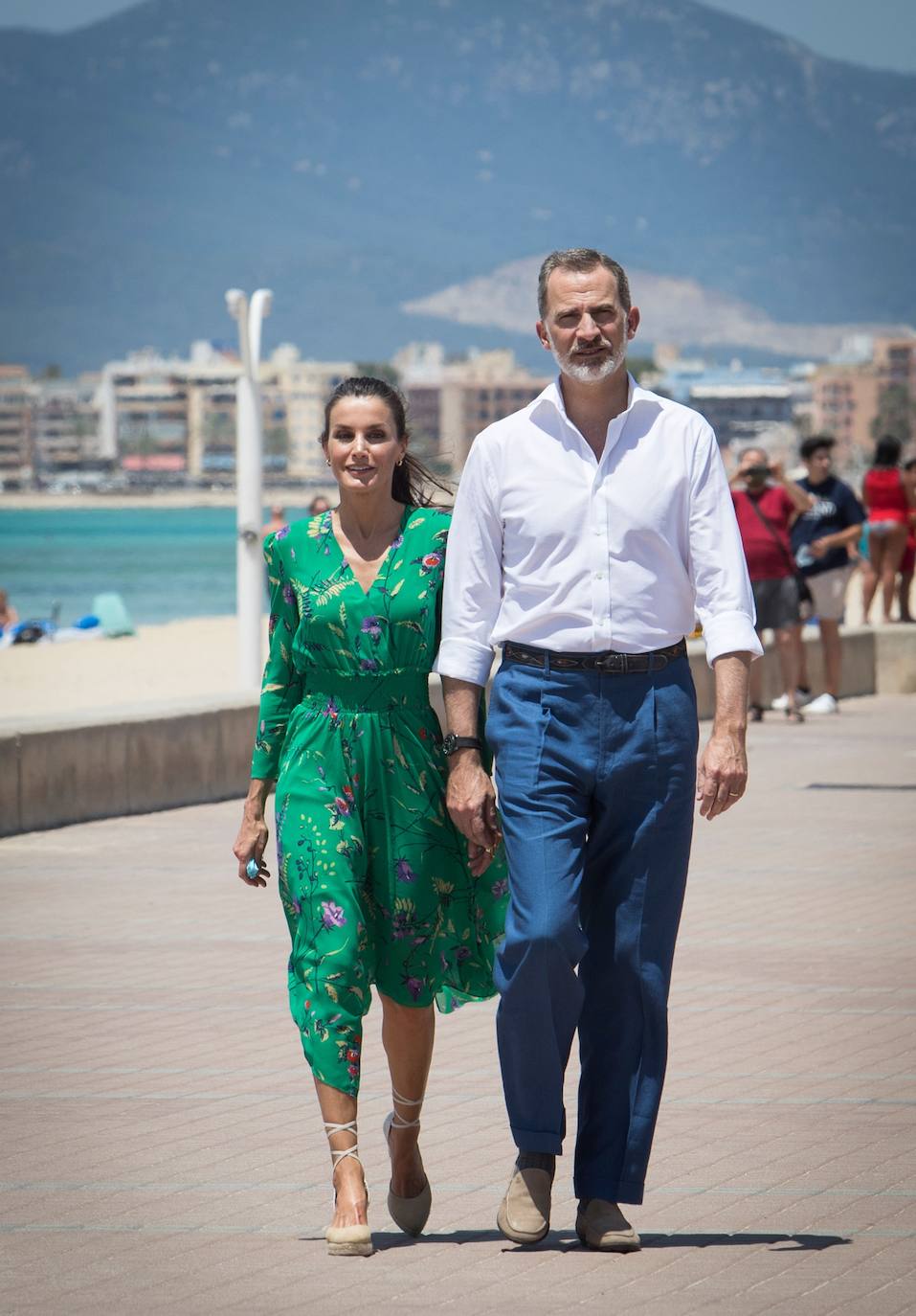 Los Reyes han protagonizado en Palma la segunda parada en su gira autonómica que comenzaron el pasado martes en Canarias. La Reina ha apostado por un look de coleta, vestido verde con explosión de flores de la firma francesa Maje y alpargatas de la firma Mint & Rose.