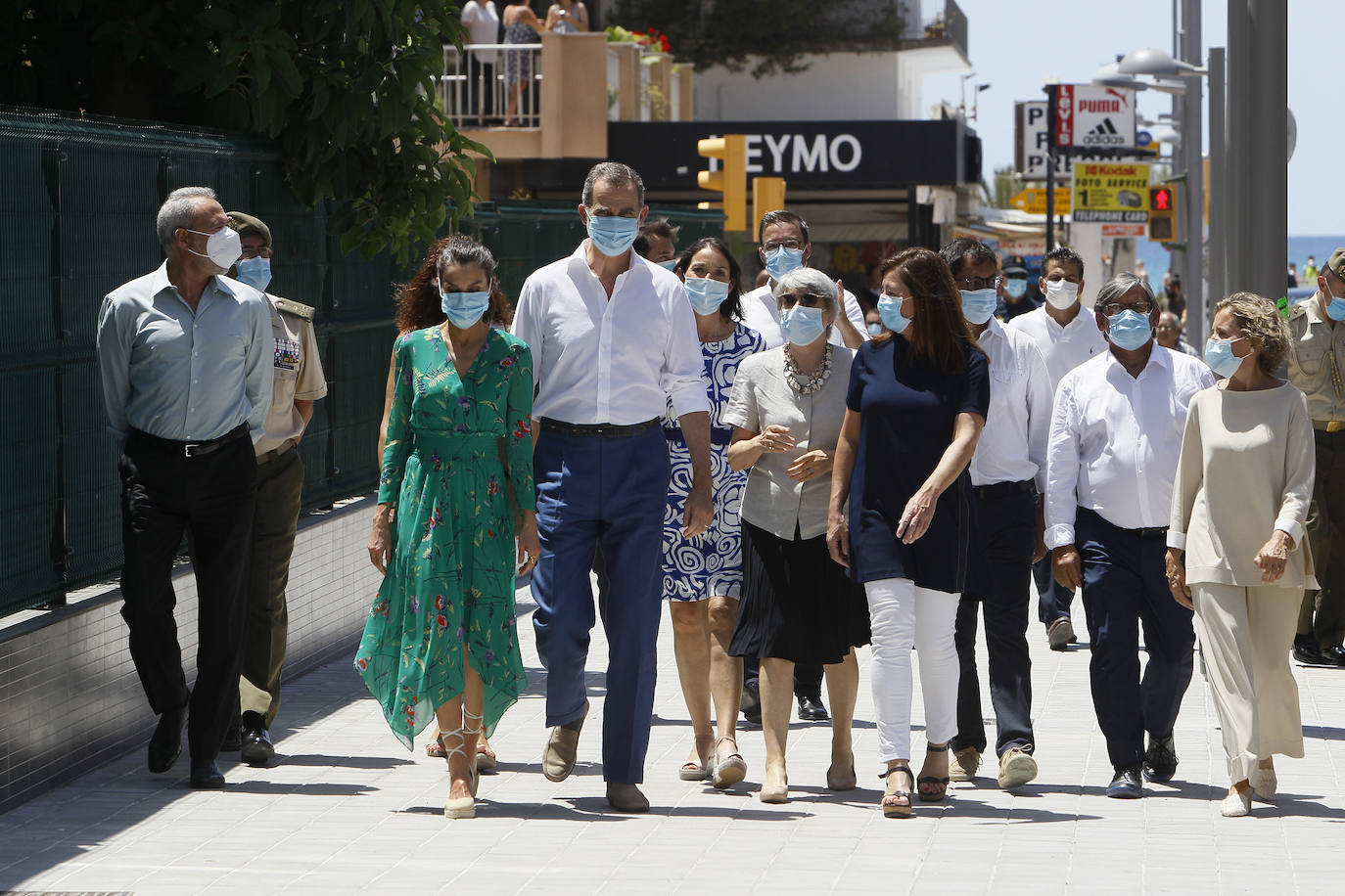 Los Reyes han protagonizado en Palma la segunda parada en su gira autonómica que comenzaron el pasado martes en Canarias. La Reina ha apostado por un look de coleta, vestido verde con explosión de flores de la firma francesa Maje y alpargatas de la firma Mint & Rose.