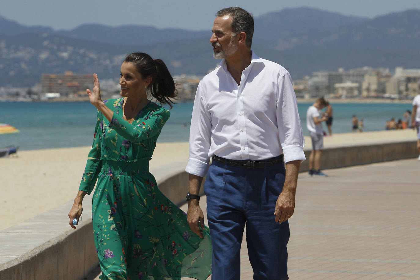 Los Reyes han protagonizado en Palma la segunda parada en su gira autonómica que comenzaron el pasado martes en Canarias. La Reina ha apostado por un look de coleta, vestido verde con explosión de flores de la firma francesa Maje y alpargatas de la firma Mint & Rose.