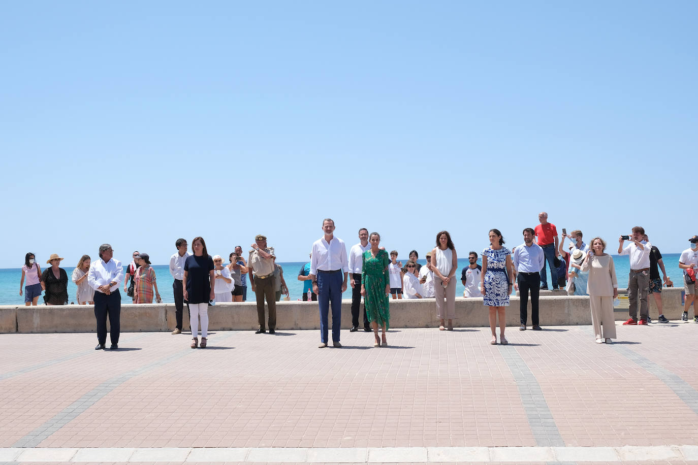 Los Reyes han protagonizado en Palma la segunda parada en su gira autonómica que comenzaron el pasado martes en Canarias. La Reina ha apostado por un look de coleta, vestido verde con explosión de flores de la firma francesa Maje y alpargatas de la firma Mint & Rose.