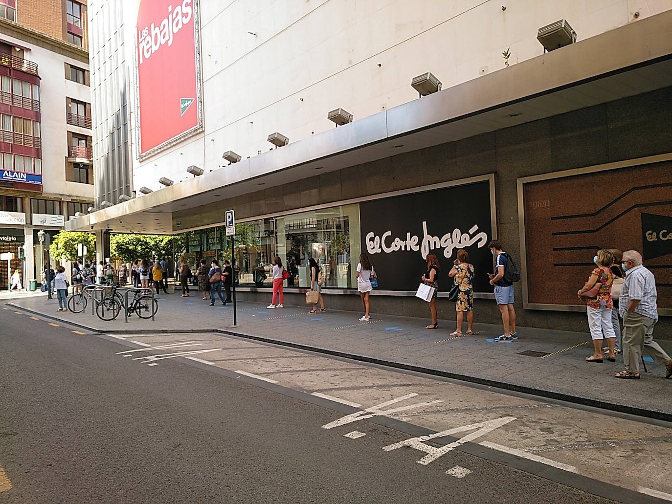 Centros comerciales, tiendas y clientes han dado la bienvenida a las rebajas de verano esta mañana en el centro de Valencia. Este año, el arranque de la temporada de descuentos se ha caracterizado por presentar una imagen atípica, sin largas colas y aglomeraciones debido a las medidas de seguridad implantadas por la pandemia de coronavirus. 