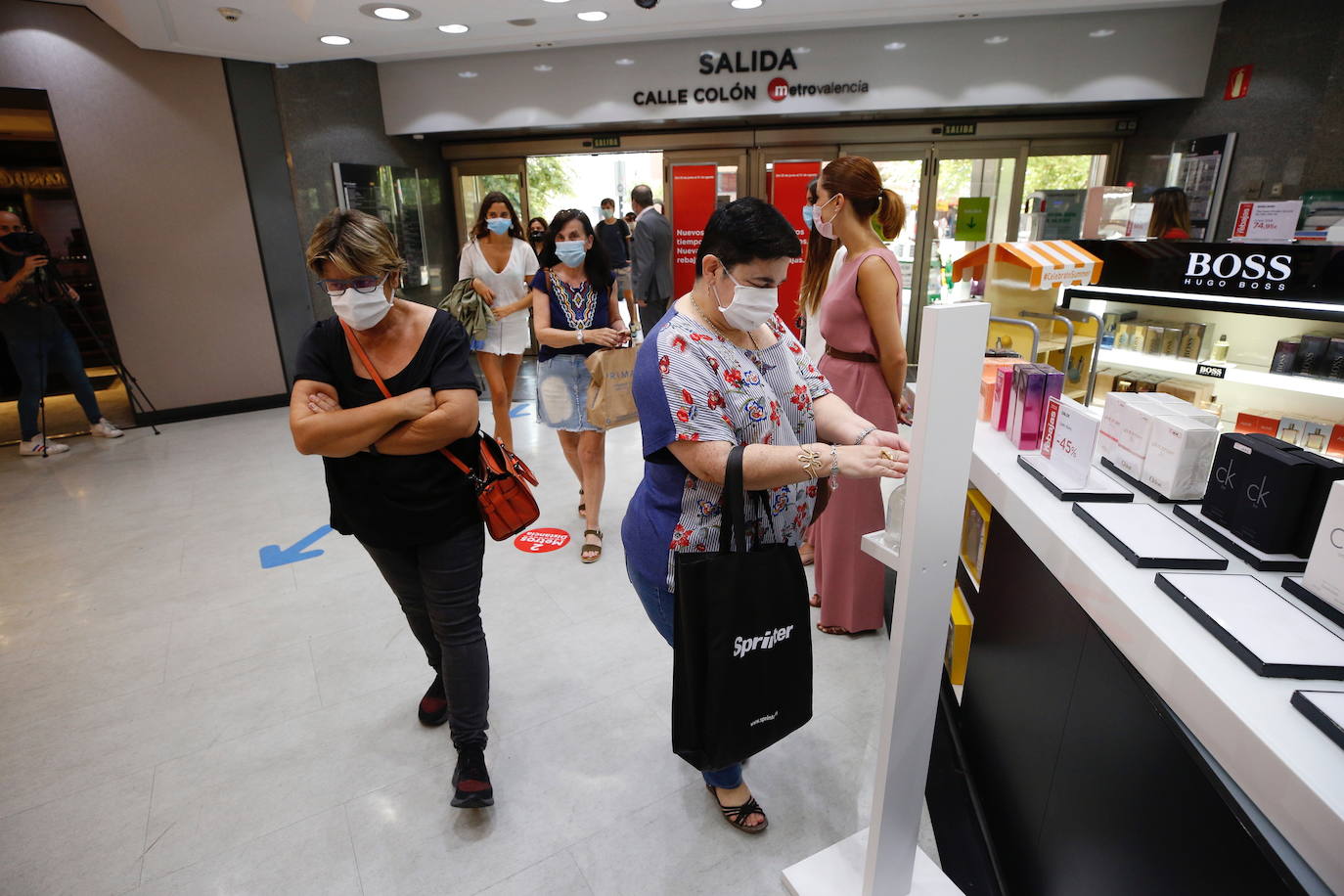 Centros comerciales, tiendas y clientes han dado la bienvenida a las rebajas de verano esta mañana en el centro de Valencia. Este año, el arranque de la temporada de descuentos se ha caracterizado por presentar una imagen atípica, sin largas colas y aglomeraciones debido a las medidas de seguridad implantadas por la pandemia de coronavirus. 