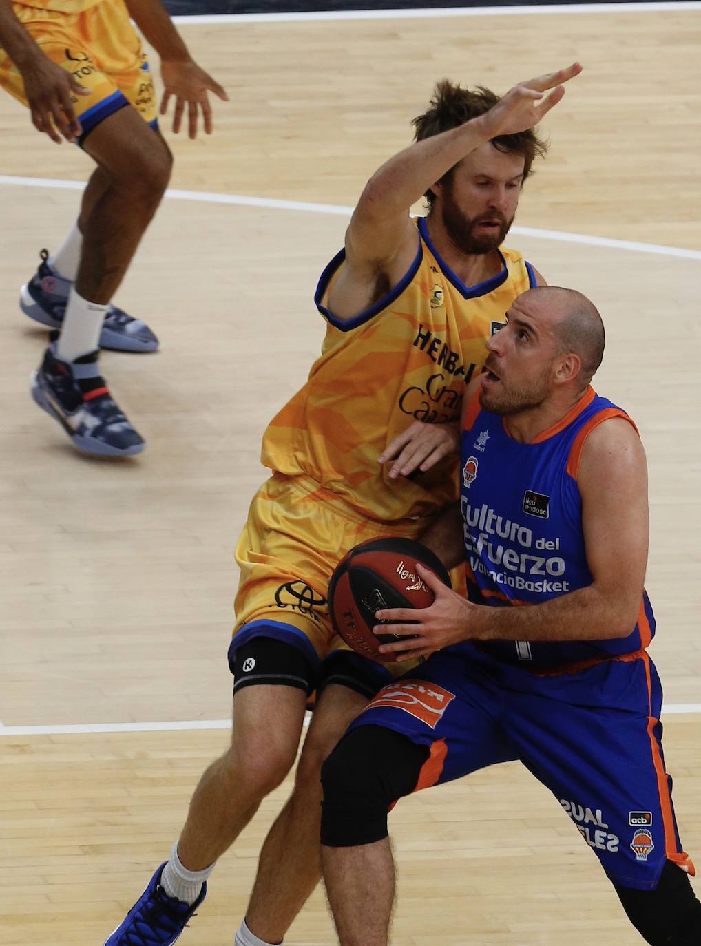 El Valencia Basket ha arrolado a un flojo Herbalife Gran Canaria en un triunfo que le clasifica para las semifinales de esta fase final de la Liga Endesa y que permite la histórica clasificación del San Pablo Burgos al tiempo que provoca una no menos inesperada eliminación del Real Madrid. 