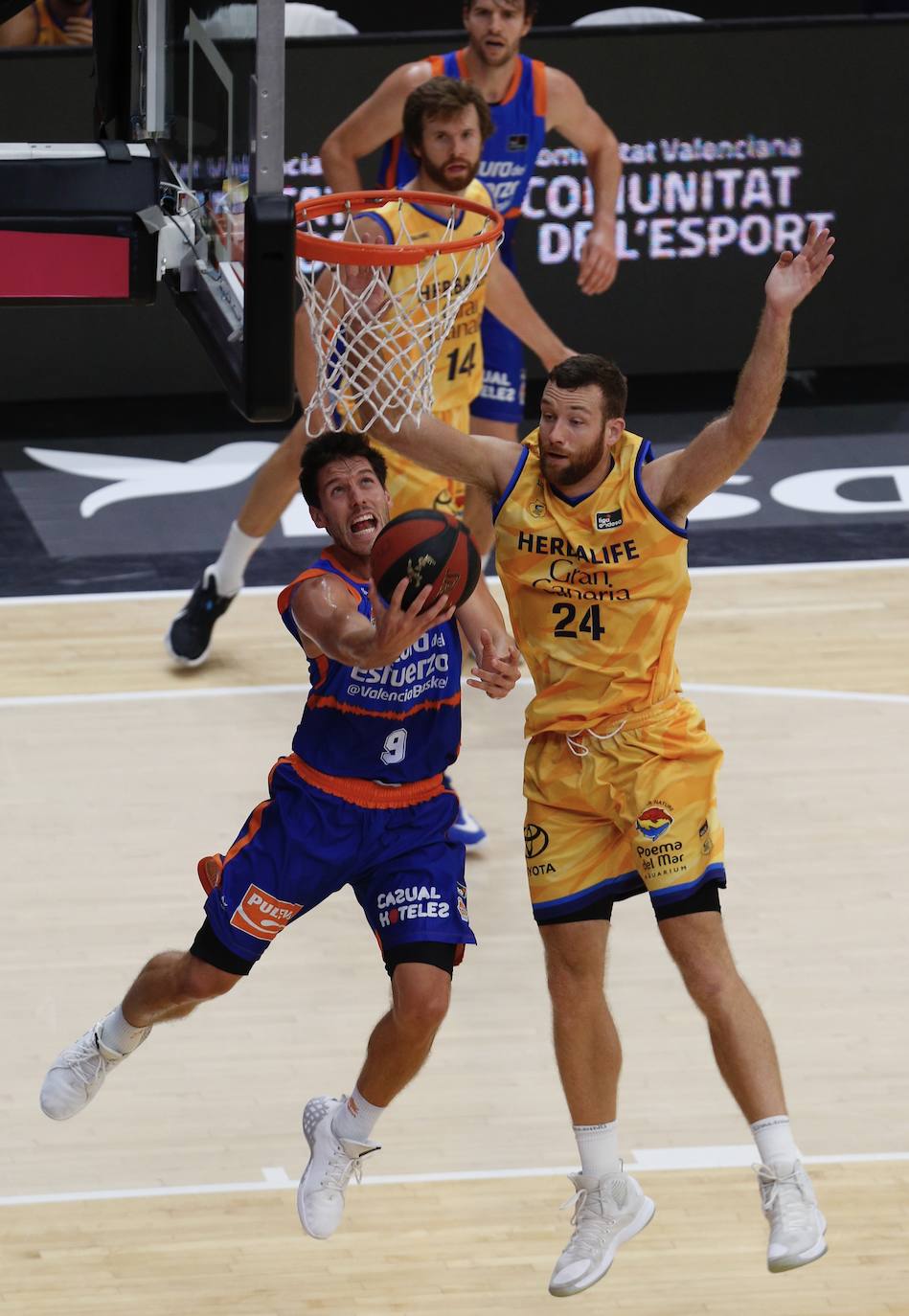 El Valencia Basket ha arrolado a un flojo Herbalife Gran Canaria en un triunfo que le clasifica para las semifinales de esta fase final de la Liga Endesa y que permite la histórica clasificación del San Pablo Burgos al tiempo que provoca una no menos inesperada eliminación del Real Madrid. 