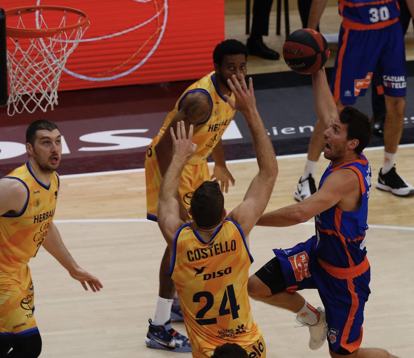 El Valencia Basket ha arrolado a un flojo Herbalife Gran Canaria en un triunfo que le clasifica para las semifinales de esta fase final de la Liga Endesa y que permite la histórica clasificación del San Pablo Burgos al tiempo que provoca una no menos inesperada eliminación del Real Madrid. 