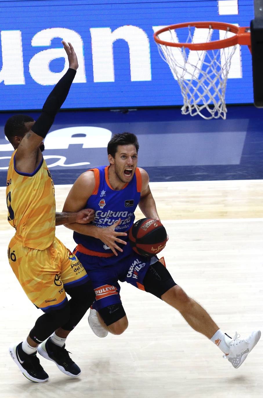 El Valencia Basket ha arrolado a un flojo Herbalife Gran Canaria en un triunfo que le clasifica para las semifinales de esta fase final de la Liga Endesa y que permite la histórica clasificación del San Pablo Burgos al tiempo que provoca una no menos inesperada eliminación del Real Madrid. 