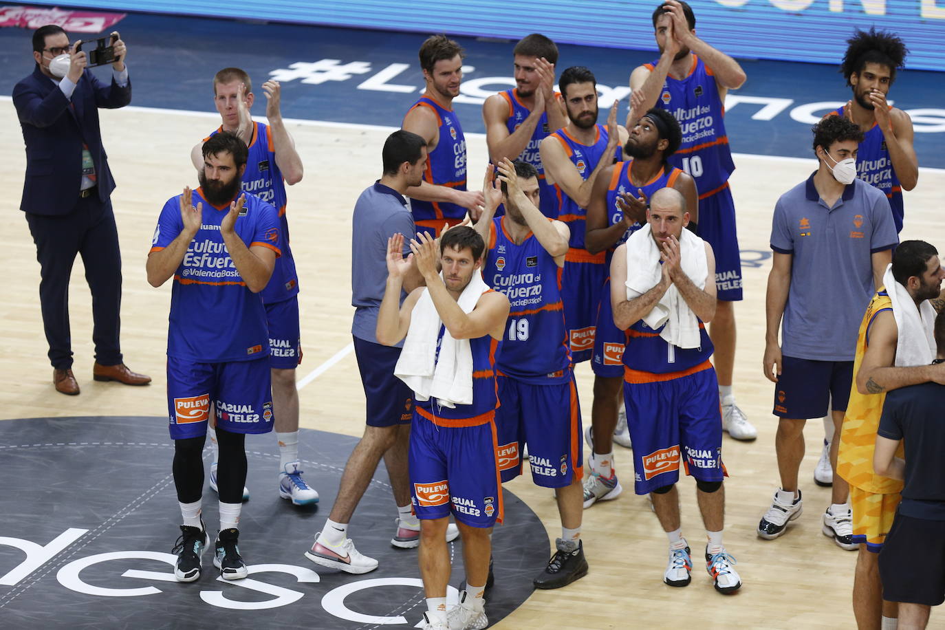 El Valencia Basket ha arrolado a un flojo Herbalife Gran Canaria en un triunfo que le clasifica para las semifinales de esta fase final de la Liga Endesa y que permite la histórica clasificación del San Pablo Burgos al tiempo que provoca una no menos inesperada eliminación del Real Madrid. 