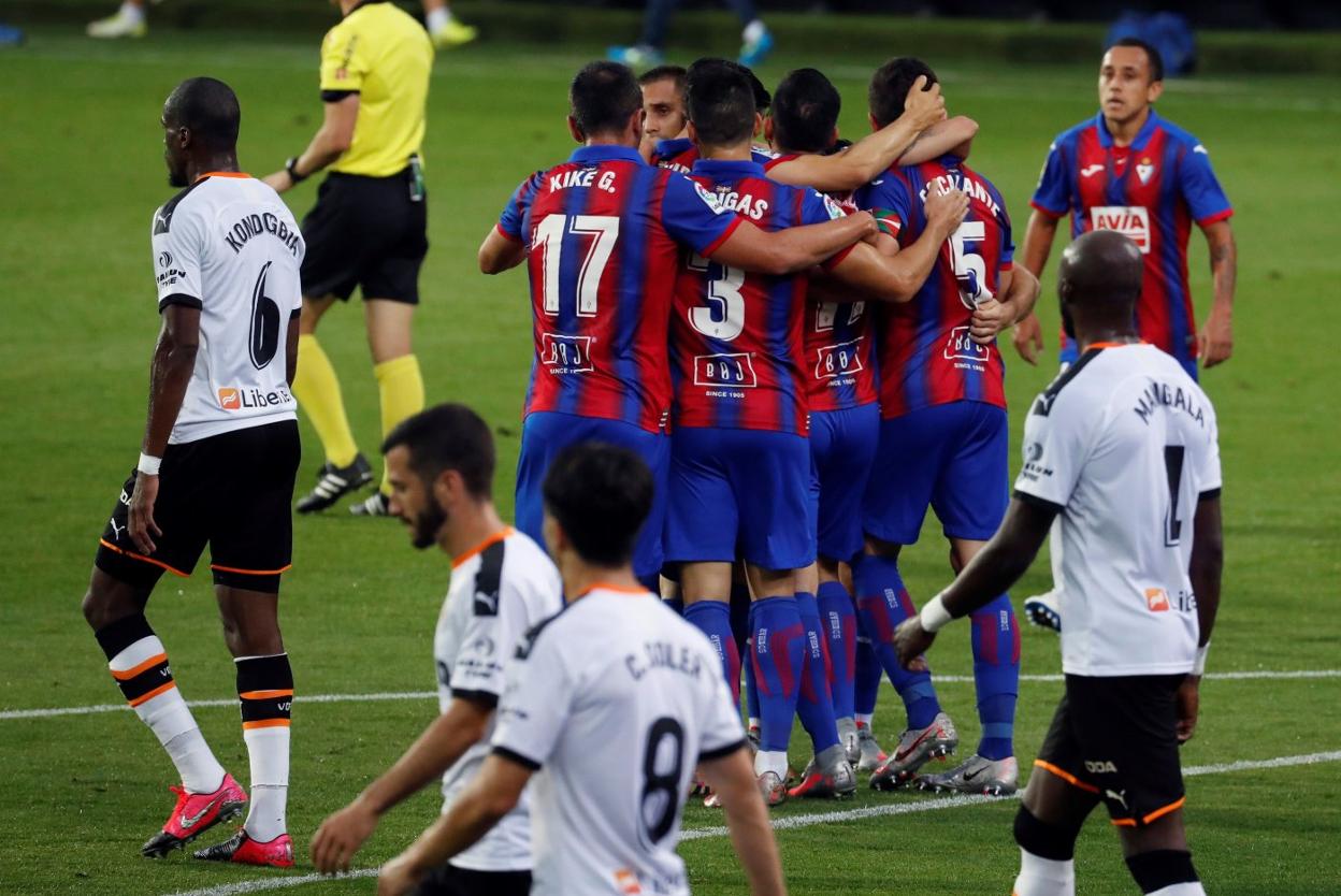 El Eibar celebra el gol en propia puerta de Kondgobia que supuso la victoria de los locales. EFE