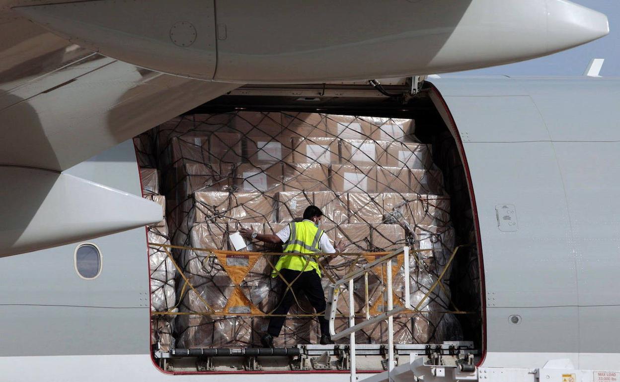 El décimo cuarto avión con material sanitario de protección que llegó a Manises 