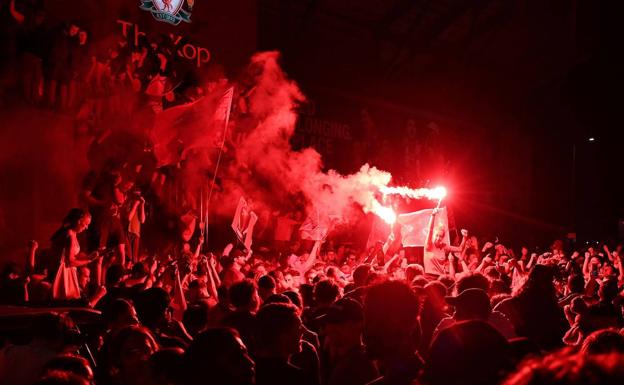 La afición 'red' celebra la Premier del Liverpool